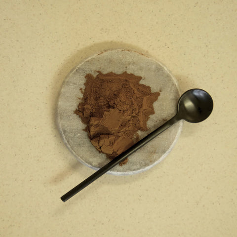 Evolution Botanicals Himalayan Shilajit powder with a spoon. Fine texture and brown colour.
