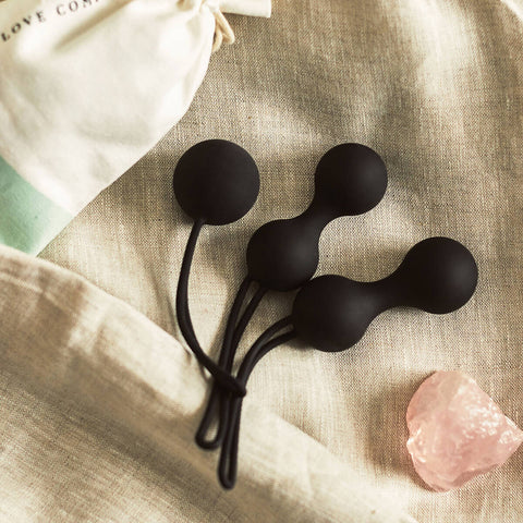 The Natural Love Company Amyris, 3 black Kegal balls.