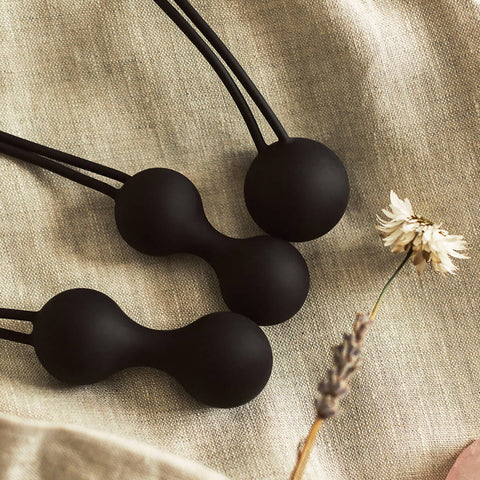 The Natural Love Company Amyris, 3 black Kegal balls.