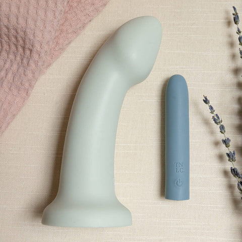 The Natural Love Company Dill G-Curve, a silicone dildo with 6 inches of insertable length and girth of 5 inches at its thickest insertable point.